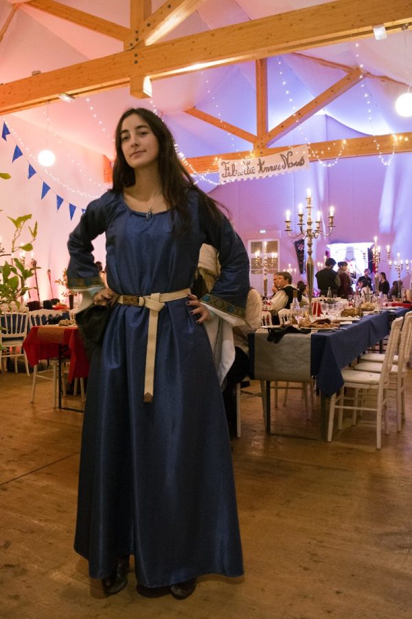 Marion, dans sa robe médiévale réalisée par la Fabrique d’Alsaran