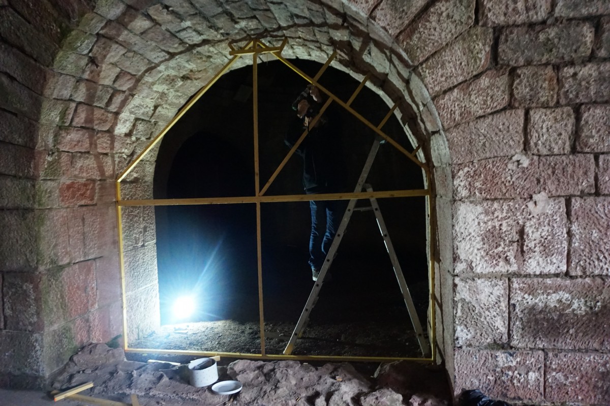 Montage des parois dans la salle du Fort Dorsner