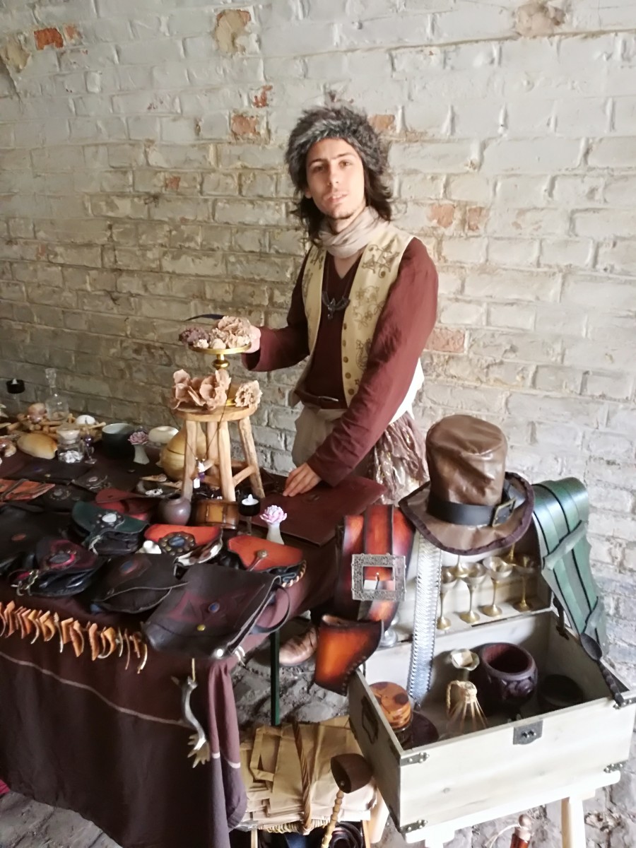 Personnage Florian Daguet derrière le stand de la Fabrique d'Alsaran