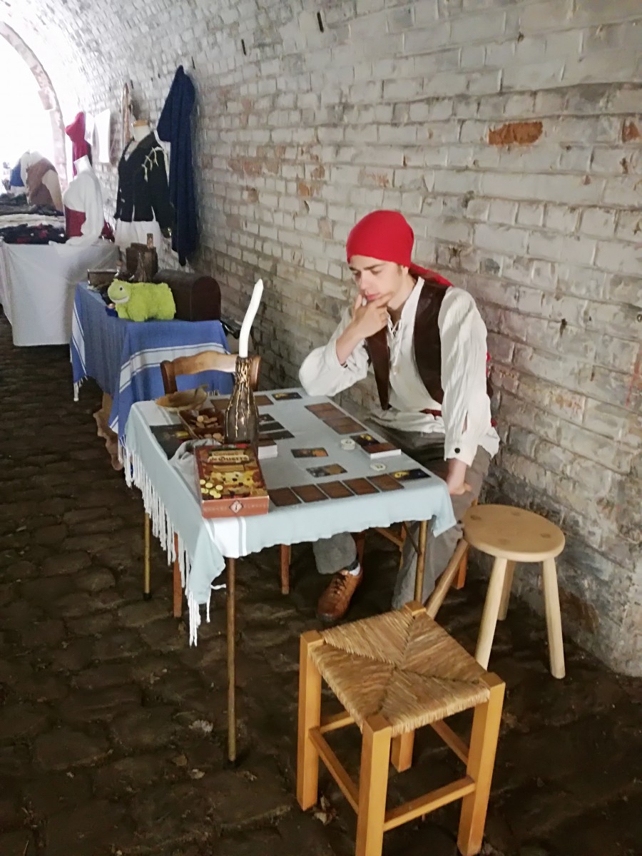 Robin devant la table avec Infiltrés