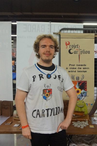 Vincent dans un tee-shirt Projet CarTylion sur le stand au Salon Fantastique 2018