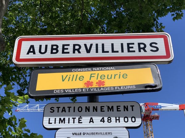 Panneau de la route Aubervilliers Ville fleurie 2 fleurs
