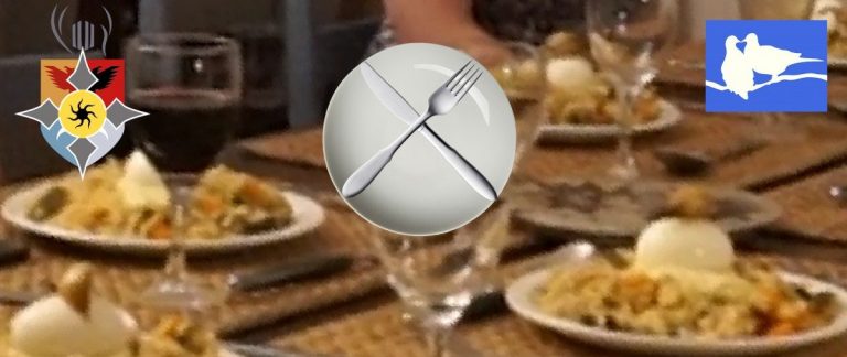 Table de dîner floue avec logo du Projet CarTylion, deux couverts sur une assiette, et le logo des 2 Colombes