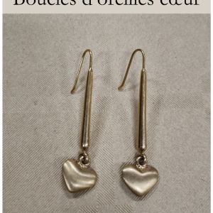 Boucles d'oreilles métalliques dorées en forme de tige avec un coeur au bout