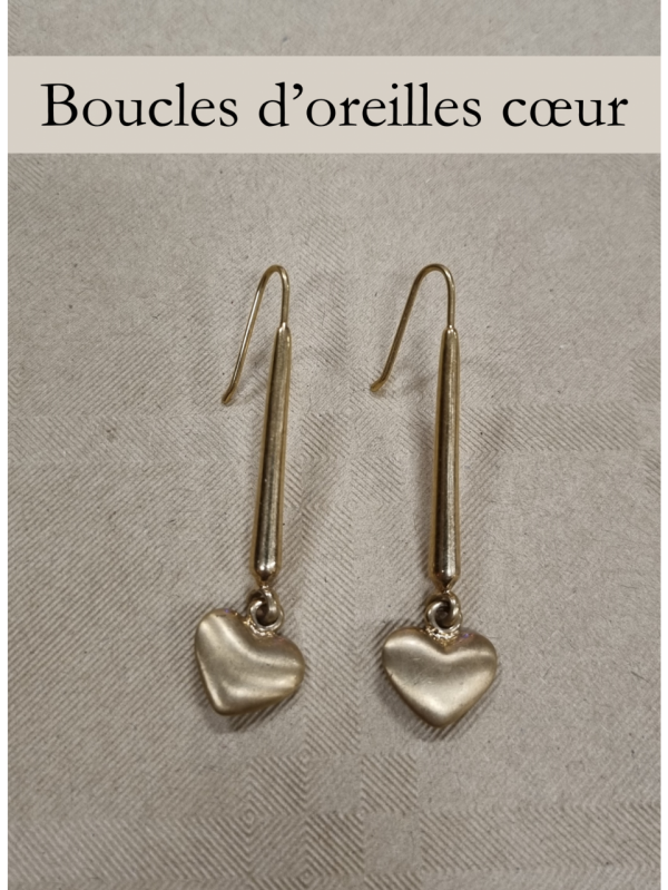 Boucles d'oreilles métalliques dorées en forme de tige avec un coeur au bout