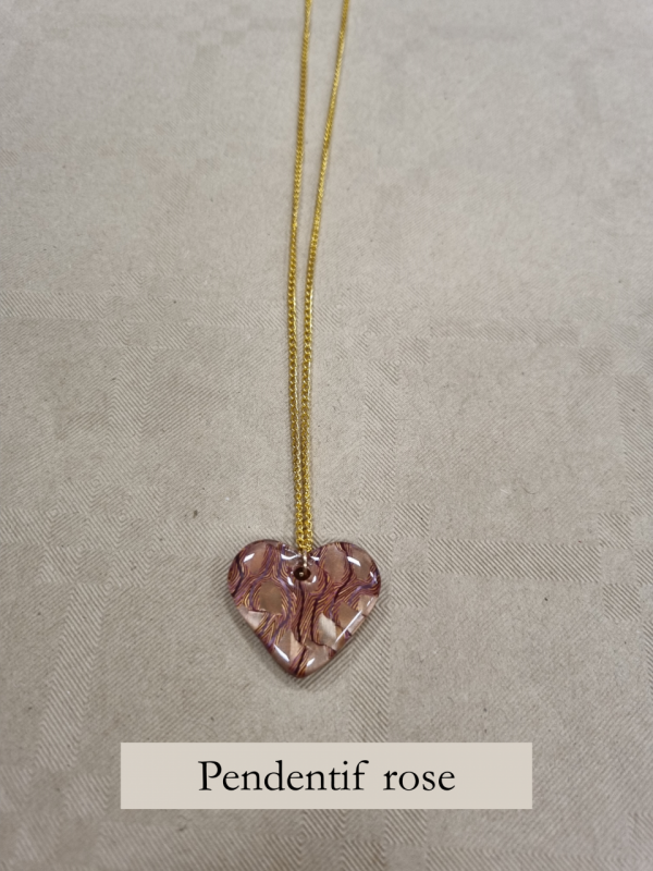 Collier avec pendentif en résine en forme de coeur de couleur rose