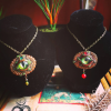 2 pendentifs yeux sur des bustes noirs