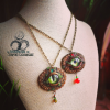 2 pendentifs yeux sur buste mannequin blanc