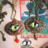 2 pendentifs yeux sur fond image médiévale