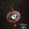 Pendentif oeil de dryade rouge sur fond noir