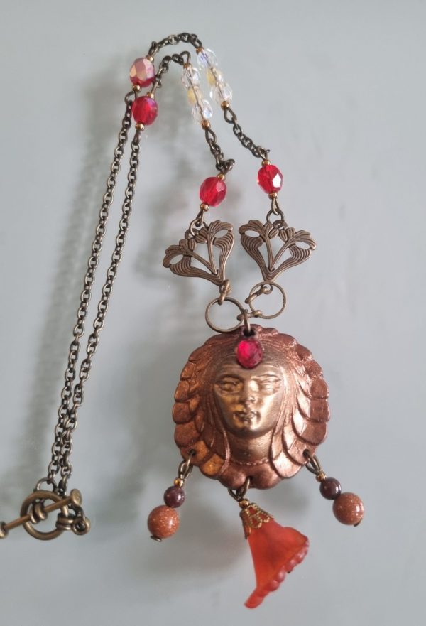 Collier tête de déesse et perles de verre - version rouge