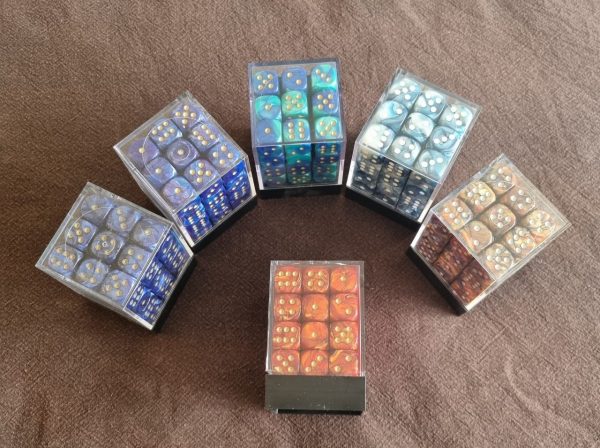 Boîte de 36 dés à 6 faces Chessex : 6 coloris disponibles