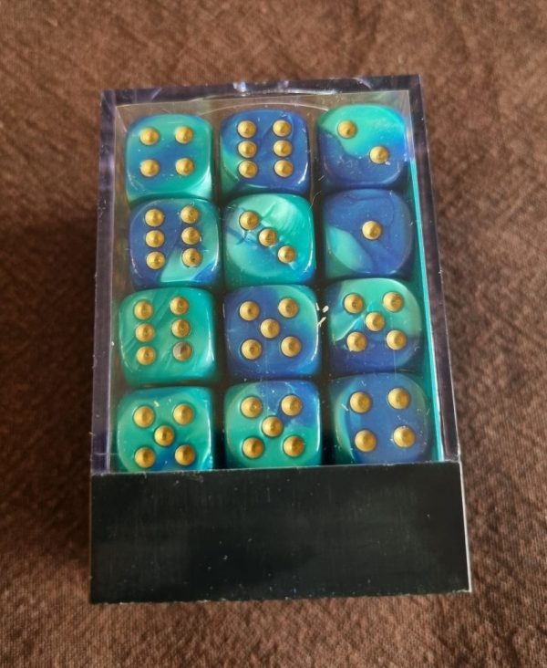 Boîte de 36 dés 6 Chessex : bleu foncé, bleu sarcelle et or