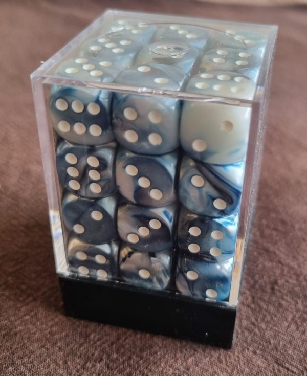 Boîte de 36 dés 6 Chessex : bleu clair et blanc