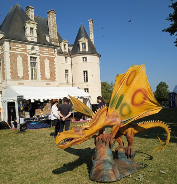 Dragon jaune devant le château de Selles-sur-Cher