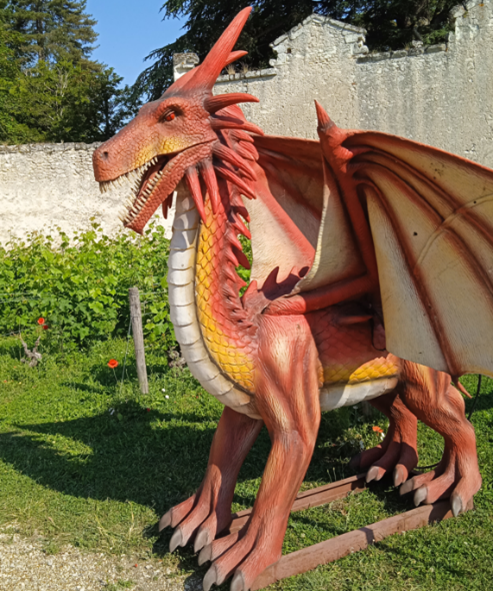 Statue de dragon rouge avec des ailes et des écailles