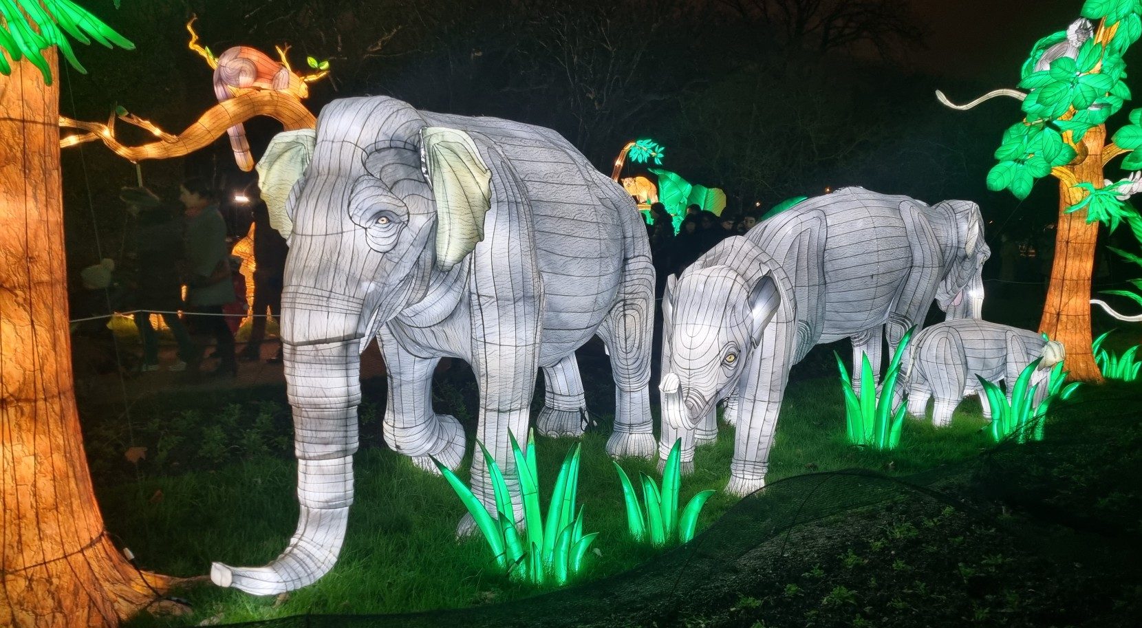 Groupe d'éléphants en illumination au Jardin des Plantes