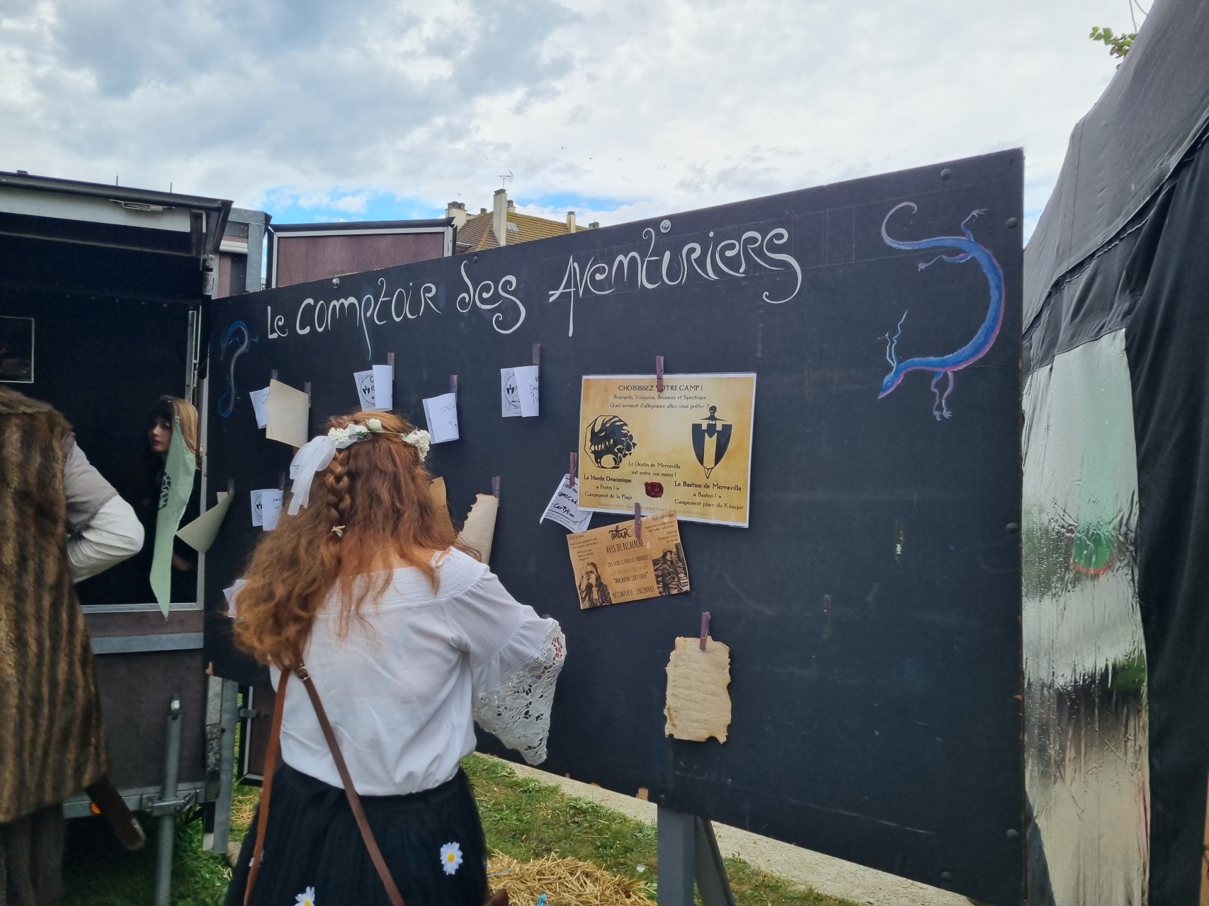 Grand tableau noir avec Comptoir des Aventuriers écrit