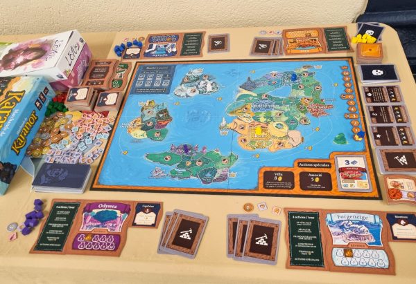 Une table avec un set de jeu Karanor posé dessus