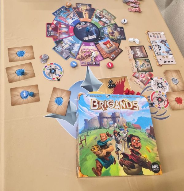 Une table avec le set du jeu Brigands posée dessus