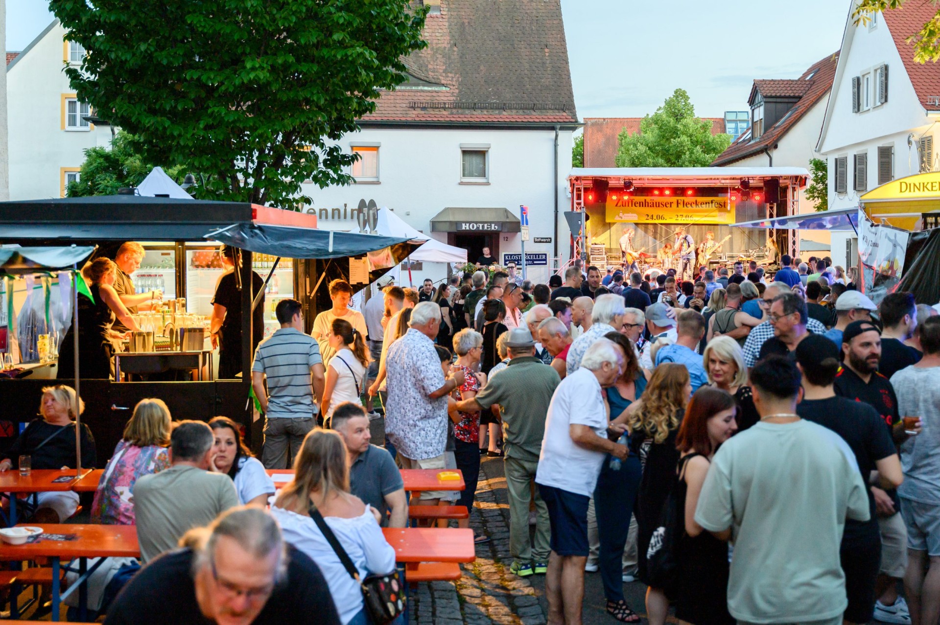 La fête gagne les rues