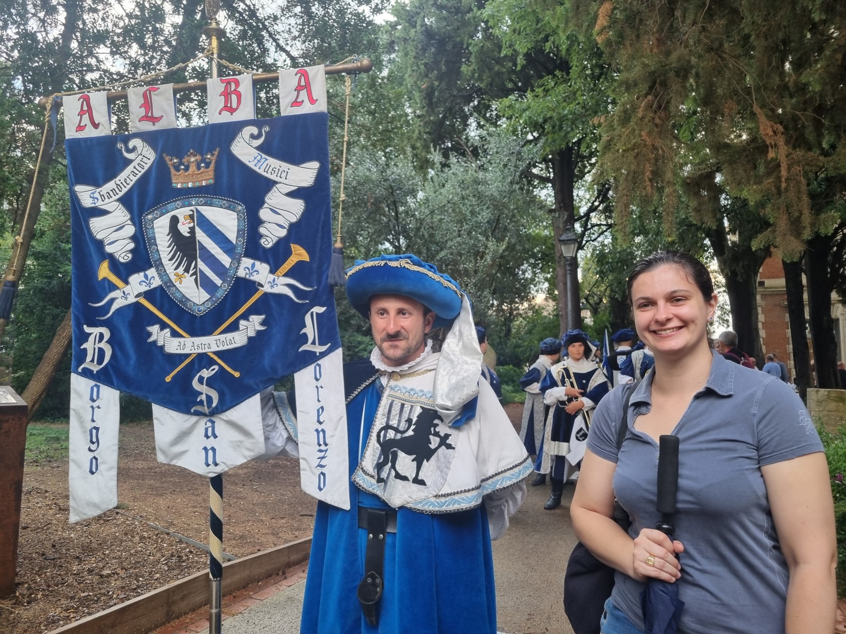 FMM à côté d'une bannière bleue avec le nom Alba Borgo San Lorenzo