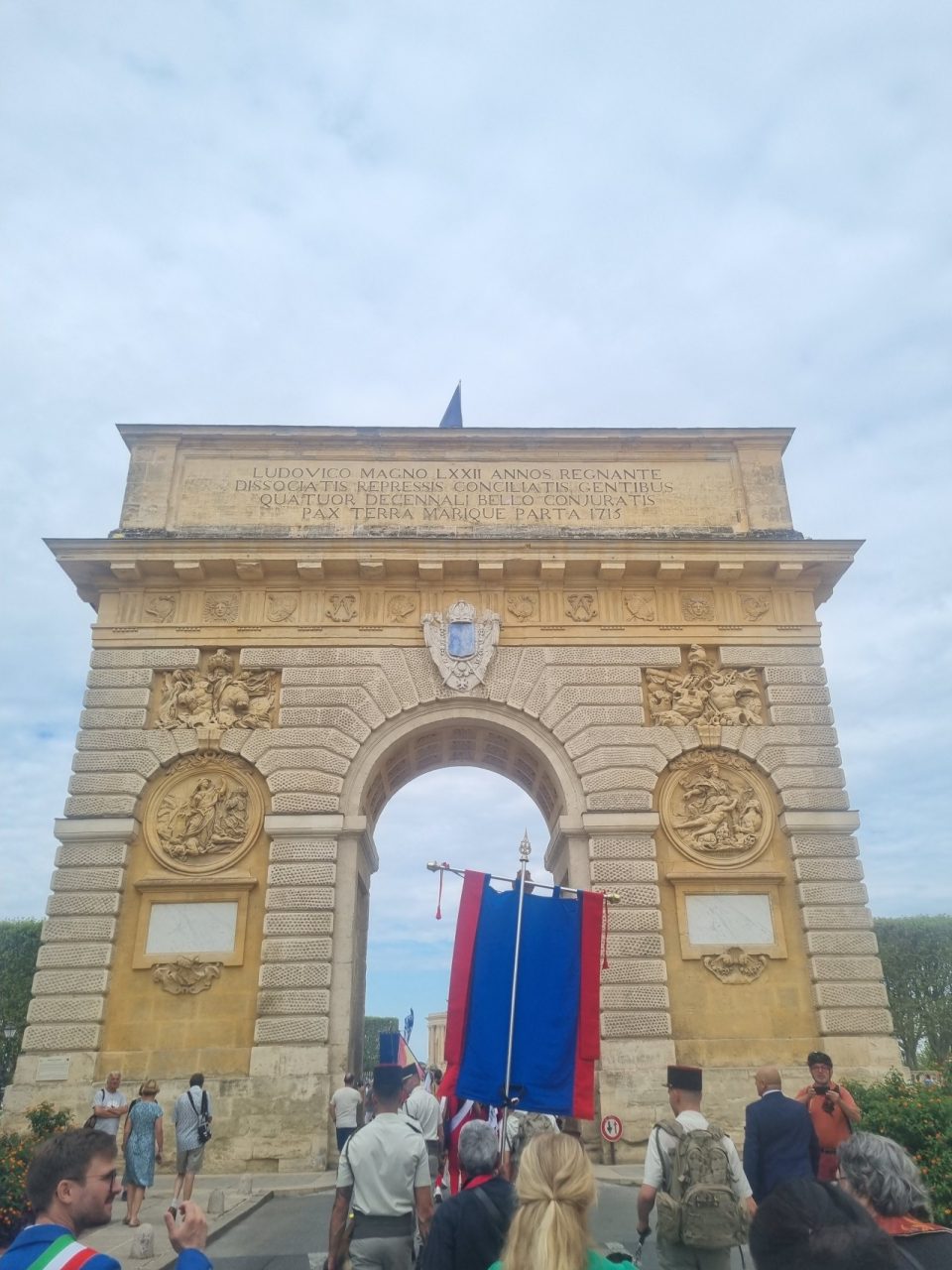 Le défilé passe sous l'arc de triomphe devant la Promenade du Peyrou