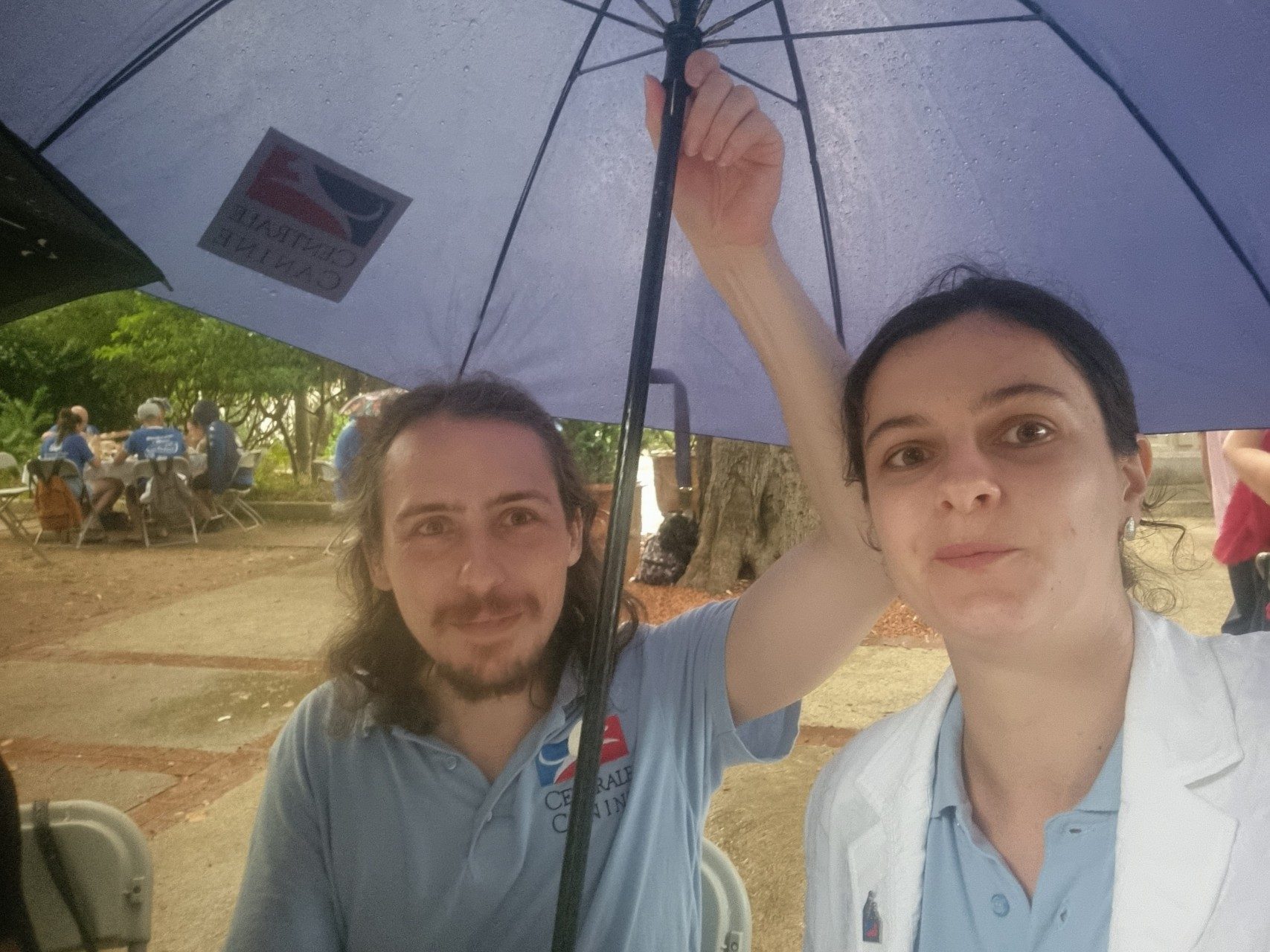 FLO et FMM souriants sous un parapluie Centrale Canine