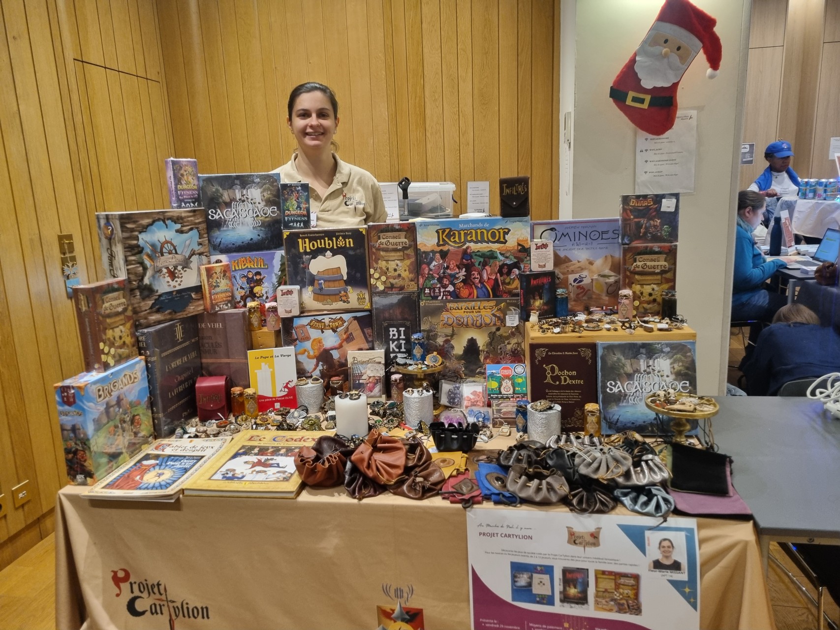 Fleur qui tient le stand au Marché de Noël