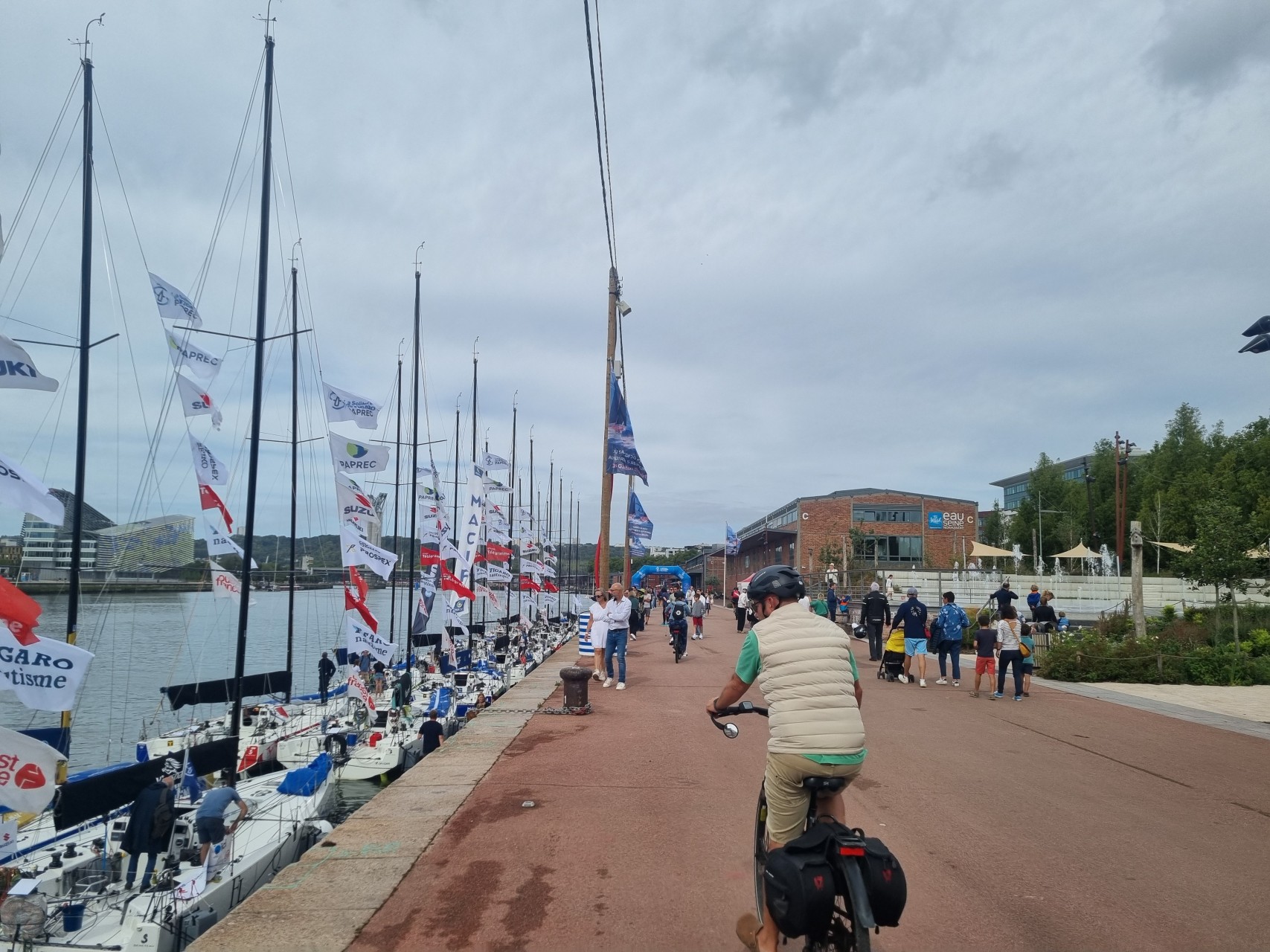Bateaux amarrés au quai à Rouen