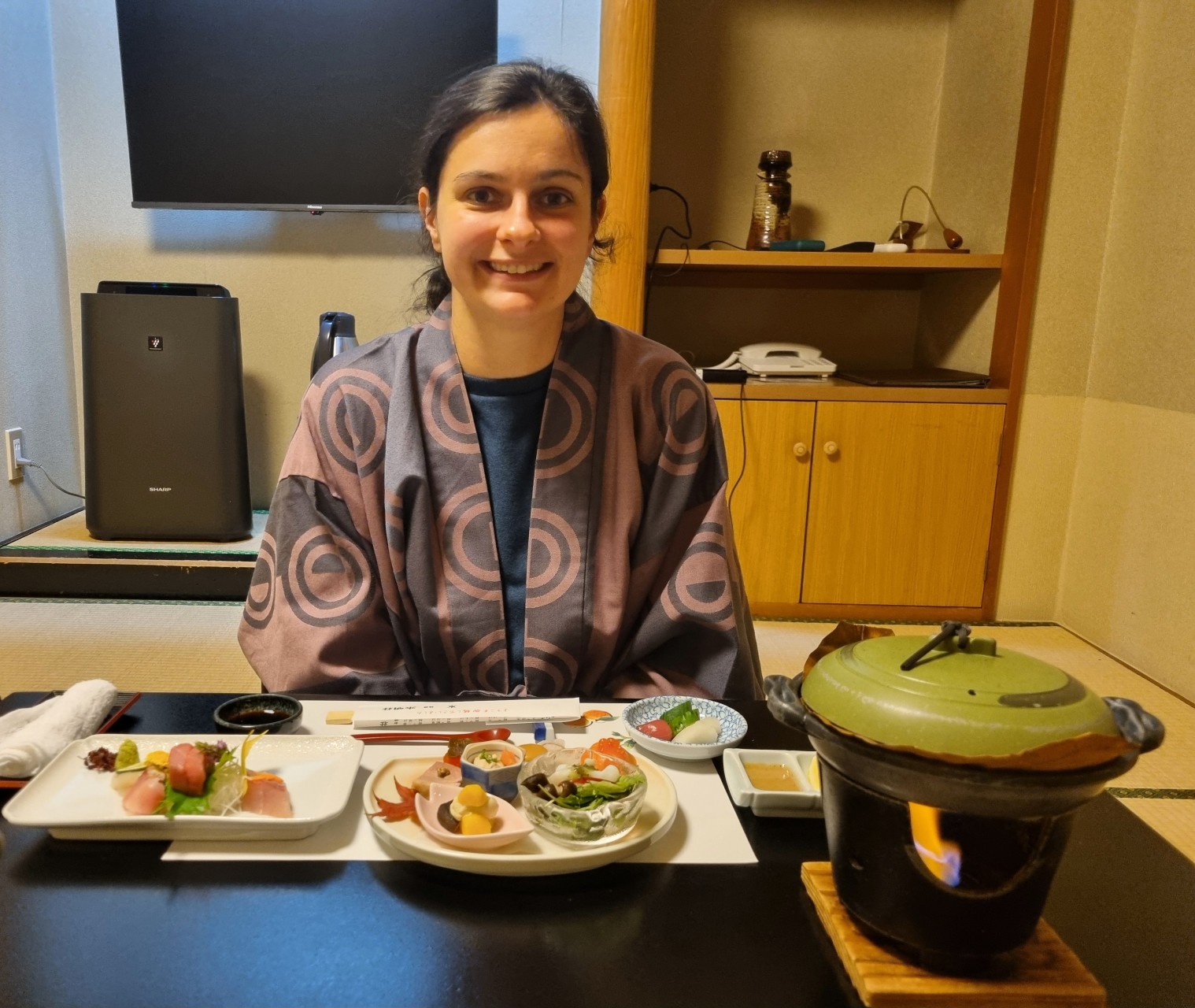 Fleur en yukata devant une table bien remplie