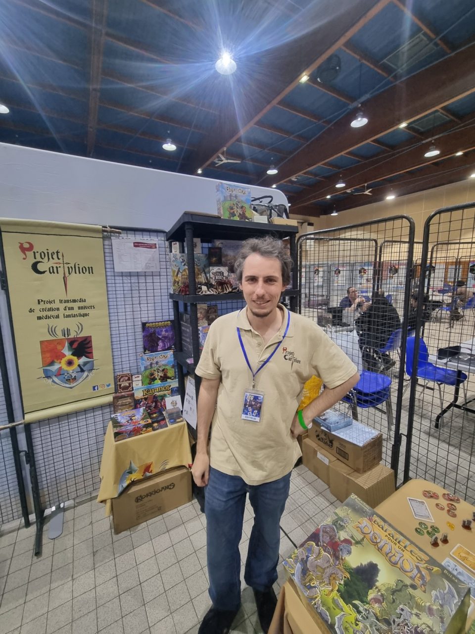 Florian devant le stand Projet CarTylion