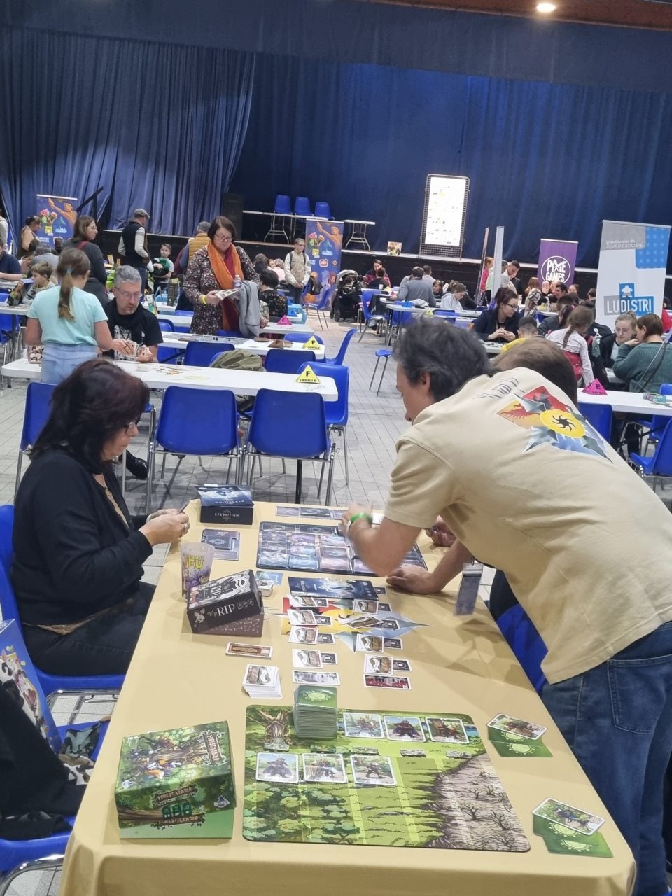 Florian devant une table d'Eternitium