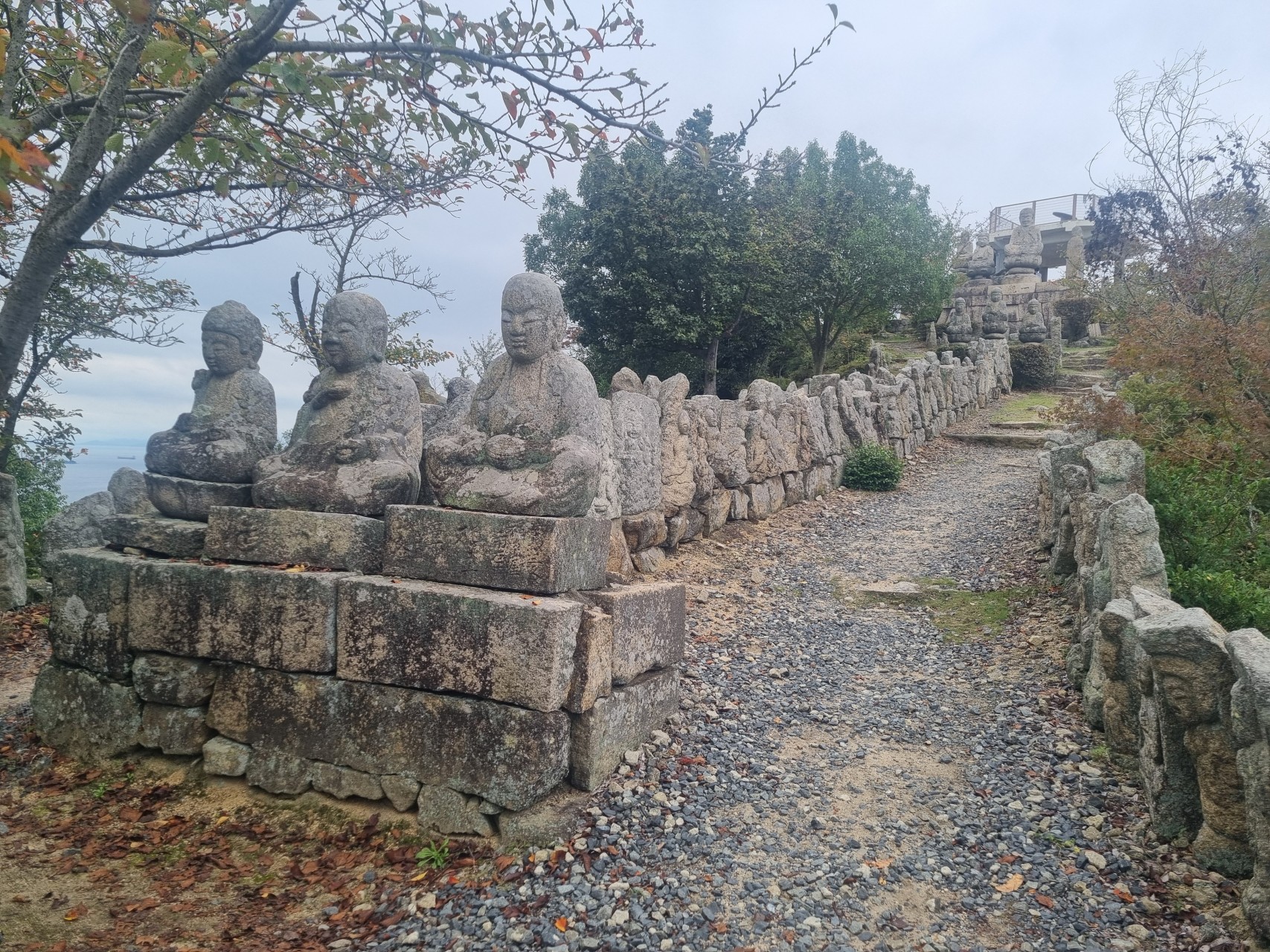 Le point de vue des 500 statuettes de buddhas à Innoshima