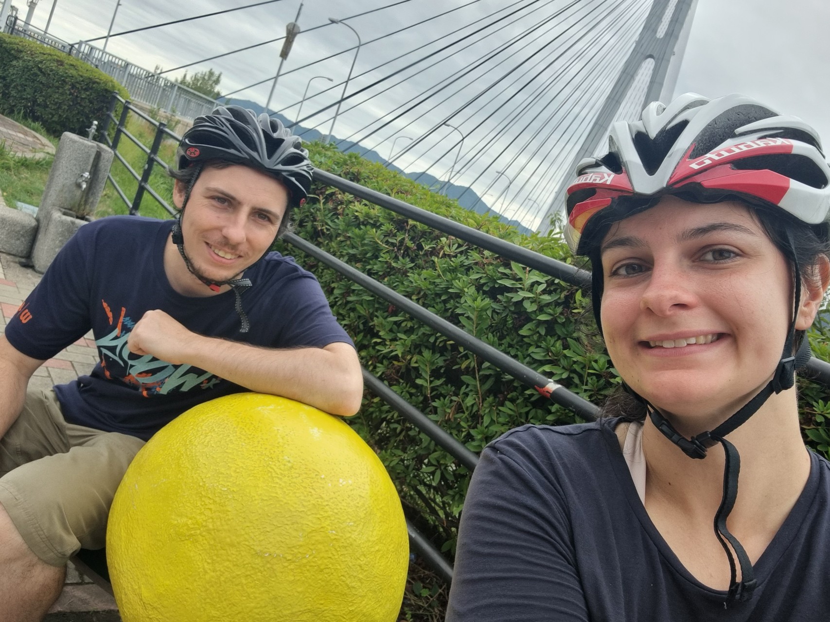 Fin du deuxième jour de vélo sur un banc citron après le passage d'un pont !