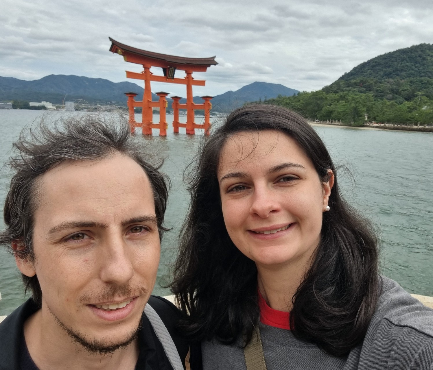 Florian et Fleur devant la porte rouge torii à Miyajima