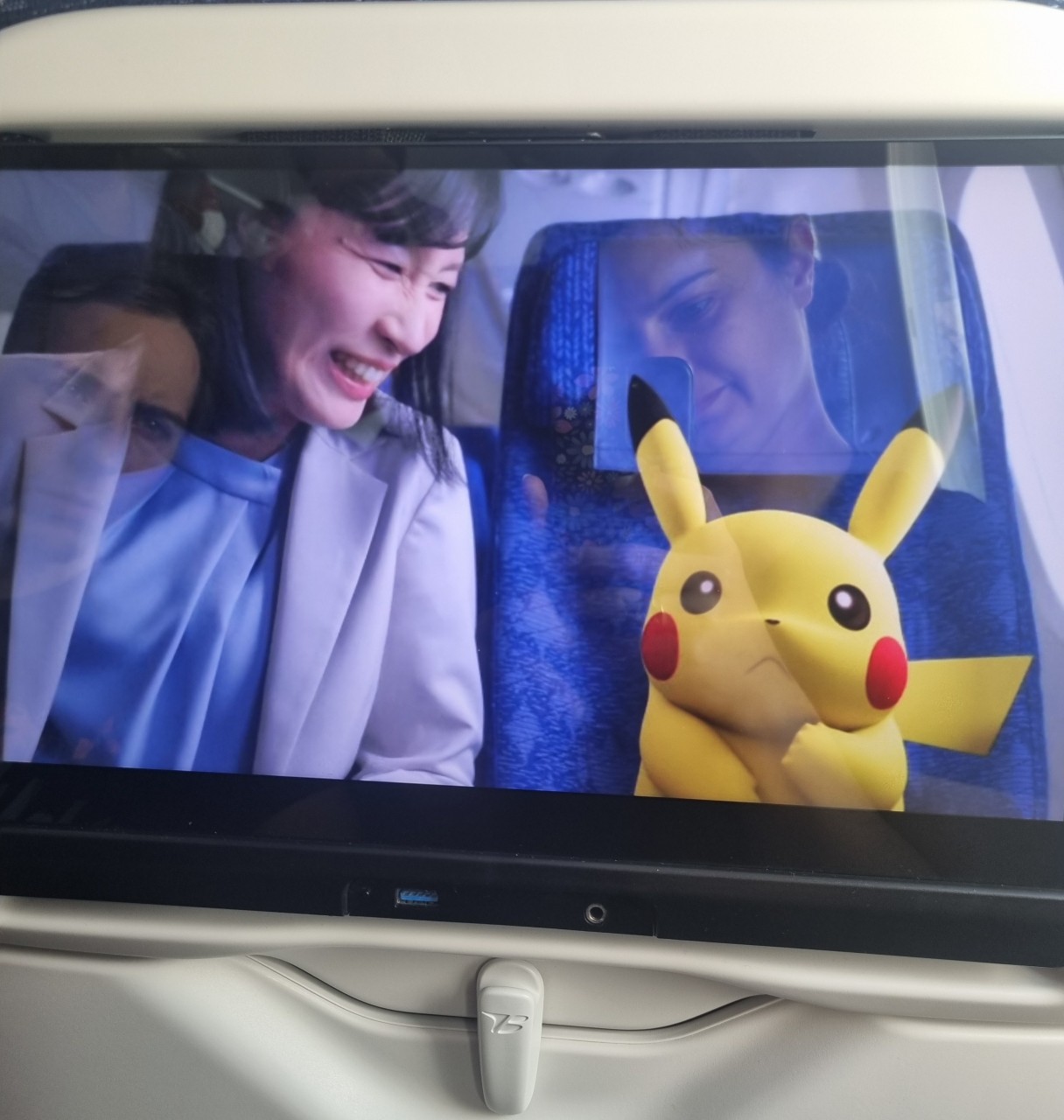 Ecran d'avion avec Pikachu dans un avion