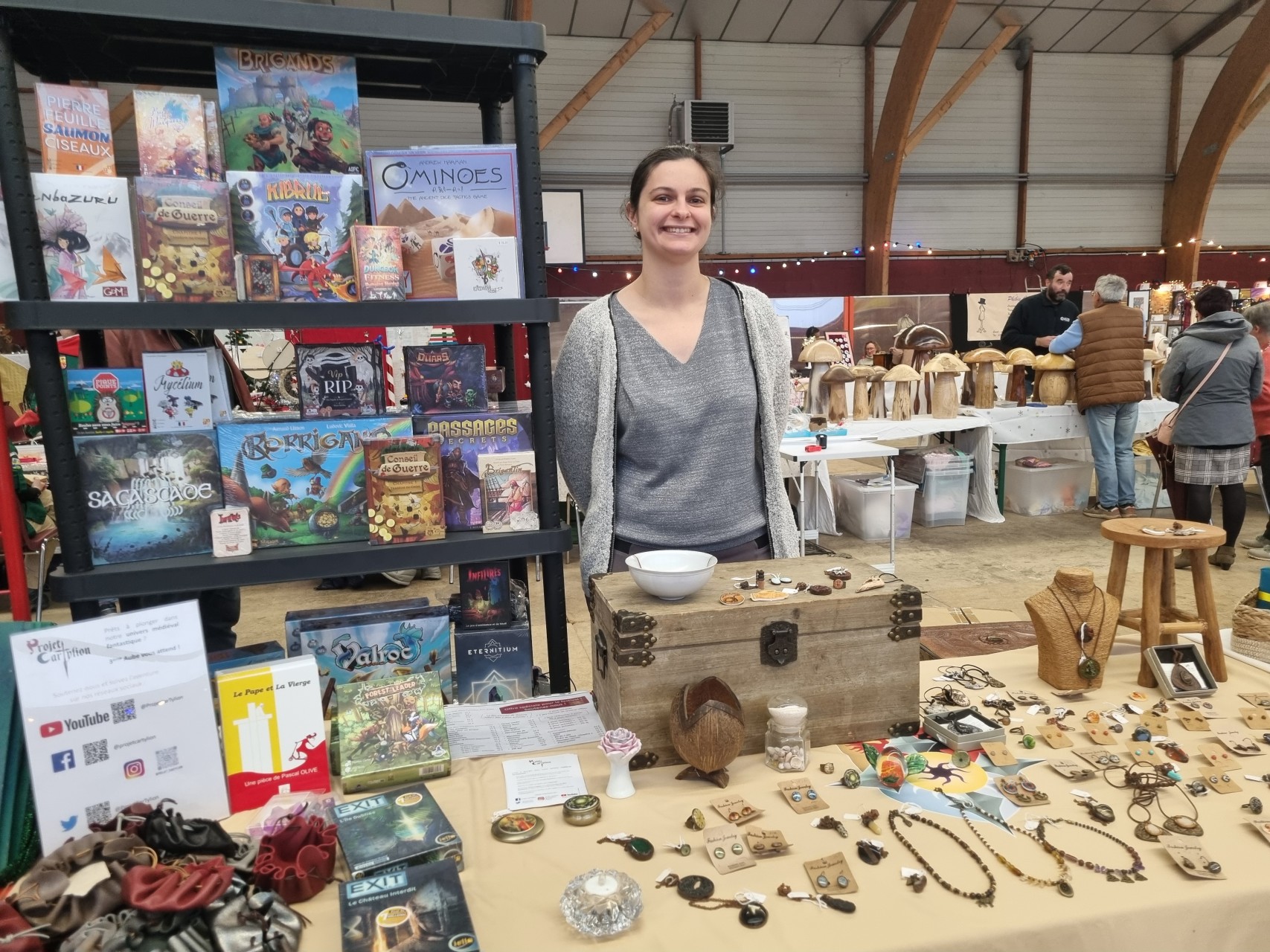 Fleur derrière le stand du Projet CarTylion