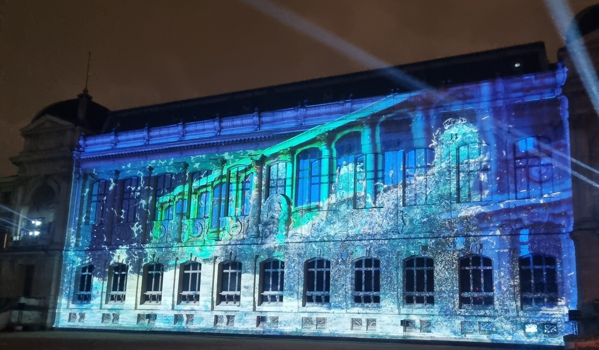 Début du spectacle de lumière sur le bâtiment
