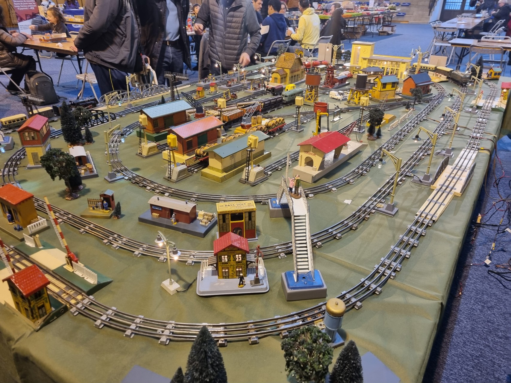 Gros plan sur un circuit de petit train