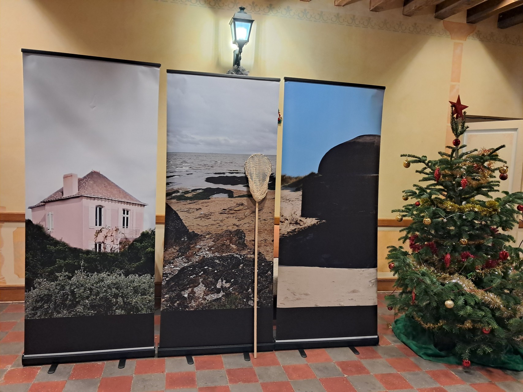 Le décor de la pièce Un amour de mère mis en place pour une ambiance bretonne.