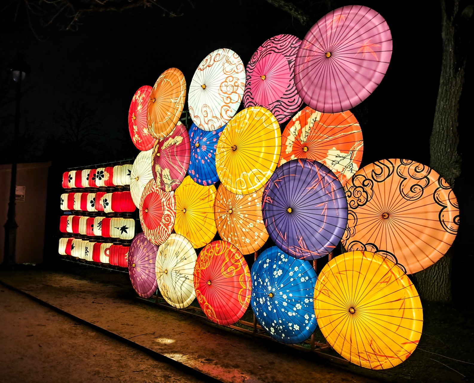 Parapluies ouverts de toutes les couleurs