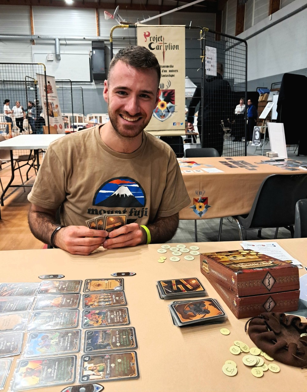 Joueur assis en train de tester Conseil de Guerre