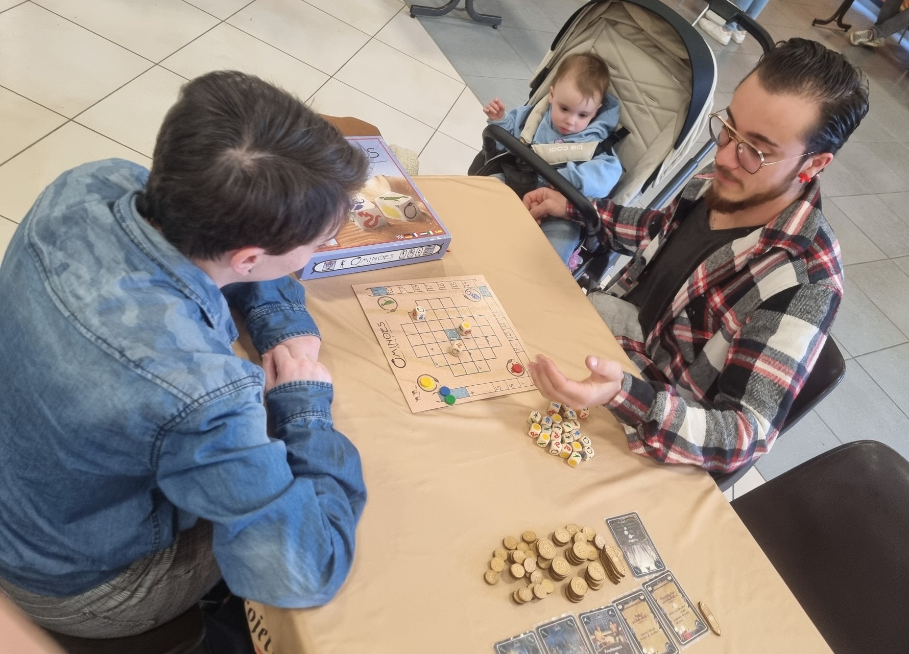 Famille testant le jeu Ominoes