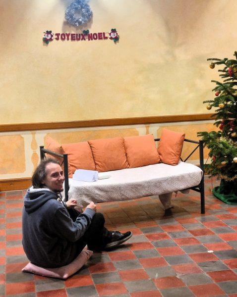 Florian assis dans le décor