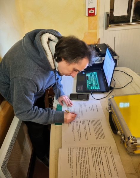 Florian en train de noter sur un papier