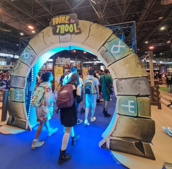 Arche Foire du Trool sous laquelle passent des visiteurs