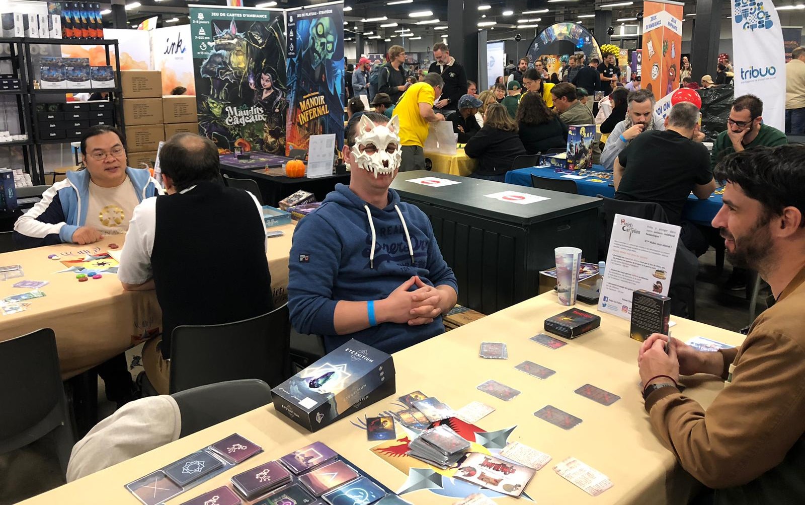 Joueur avec un masque de loup jouant à Infiltrés