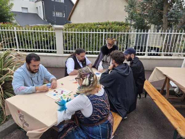 Leo et 2 tables de joueurs de Sagascade