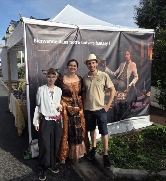 Leo FMM et FLO devant le stand à Cidre et dragon avec la grande bâche Florian Daguer